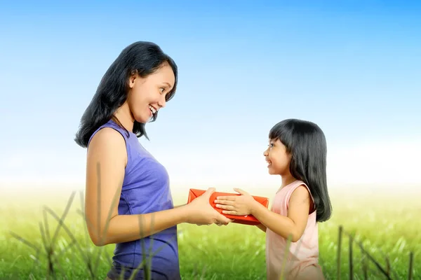 Asiatisches Kleines Mädchen Das Seiner Mutter Eine Geschenkbox Schenkt Muttertagskonzept — Stockfoto