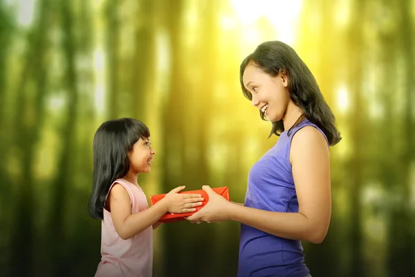 Ragazzina Asiatica Che Regalo Sua Madre Concetto Festa Della Mamma — Foto Stock