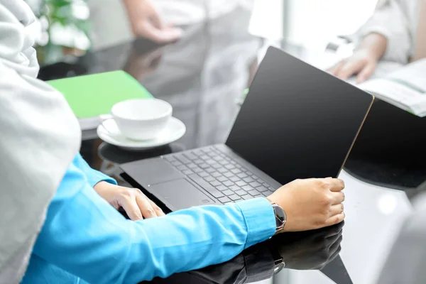 Muselman Affärskvinna Med Laptop Hennes Skrivbord Diskutera Affärer Arbetsplatsen — Stockfoto