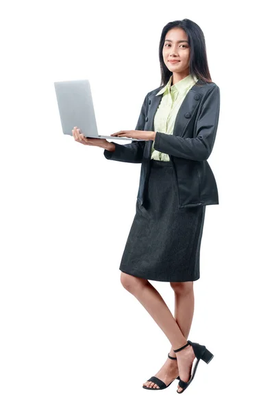 Азиатская Бизнес Женщина Стоящая Время Использования Ноутбука Изолированы Белом Фоне — стоковое фото