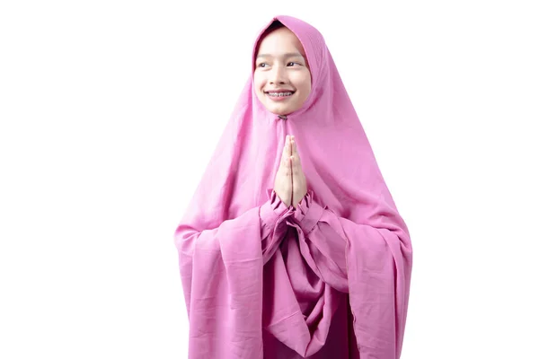 Wanita Muslim Asia Berkerudung Berdoa Terisolasi Atas Latar Belakang Putih — Stok Foto