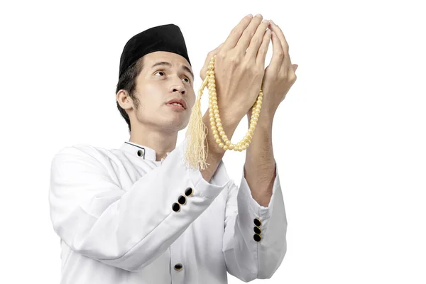 亚洲穆斯林男子双手拿着祈祷珠子祈祷 与白人背景隔离 — 图库照片