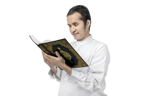 Ασιάτης Μουσουλμάνος Στέκεται Ενώ Διαβάζει Κοράνι Απομονωμένος Λευκό Φόντο — Φωτογραφία Αρχείου
