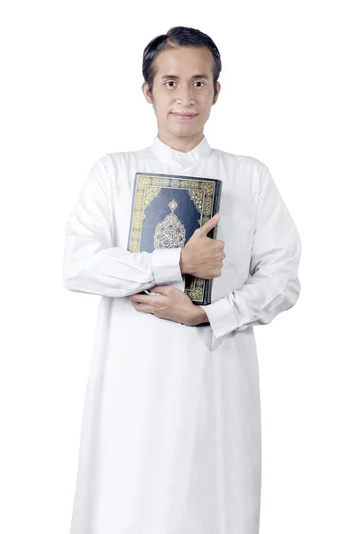 Ασιάτης Μουσουλμάνος Στέκεται Ενώ Κρατά Κοράνι Απομονωμένο Λευκό Φόντο — Φωτογραφία Αρχείου