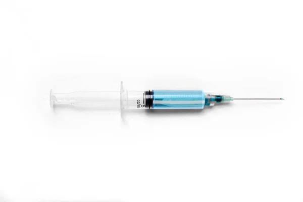 Injekční Stříkačka Modrou Tekutinou Izolovanou Přes Bílé Pozadí — Stock fotografie
