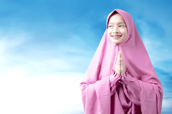 Asijské Muslim Žena Závoji Modlí Modrým Nebem Pozadí — Stock fotografie