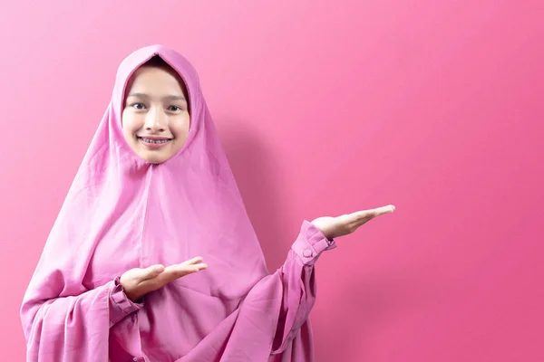 Wanita Muslim Asia Dengan Kerudung Yang Menunjukkan Telapak Tangan Terbuka — Stok Foto