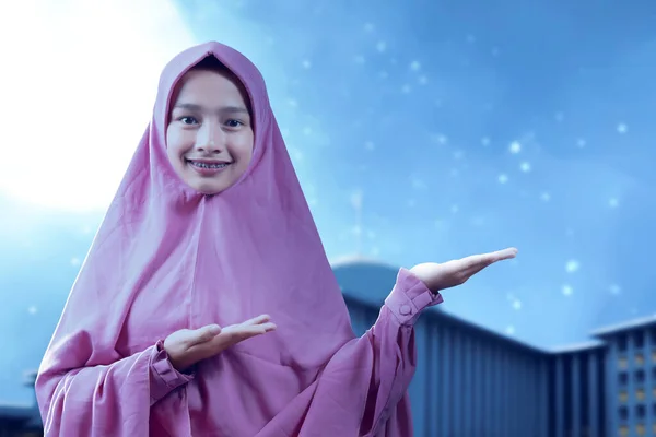 Wanita Muslim Asia Dengan Kerudung Yang Memperlihatkan Telapak Tangan Terbuka — Stok Foto