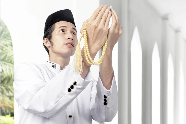 Asiatique Musulman Priant Avec Des Perles Prière Sur Ses Mains — Photo