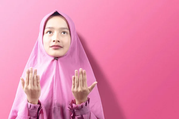 Wanita Muslim Asia Dengan Kerudung Berdiri Sambil Mengangkat Tangan Dan — Stok Foto