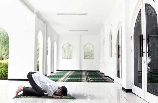 Homem Muçulmano Asiático Com Tapete Oração Uma Posição Oração Salat — Fotografia de Stock