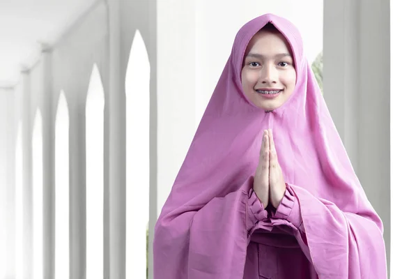Muzułmanka Azjatycka Welonie Modli Się Wewnątrz Meczetu — Zdjęcie stockowe