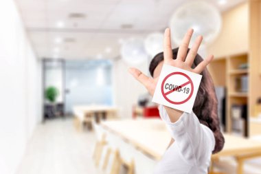 Koronavirüs için el hareketi yapan Asyalı bir kadın. Grip hastalığını önle Coronavirus