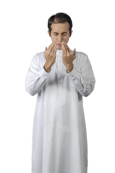 亚洲穆斯林男子举手表决站在那里 在白人背景下孤立无援地祈祷 — 图库照片