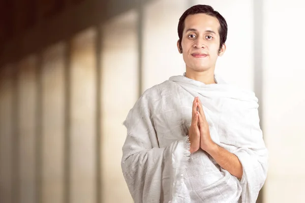 Hombre Musulmán Asiático Con Ropa Ihram Pie Rezando Dentro Mezquita — Foto de Stock