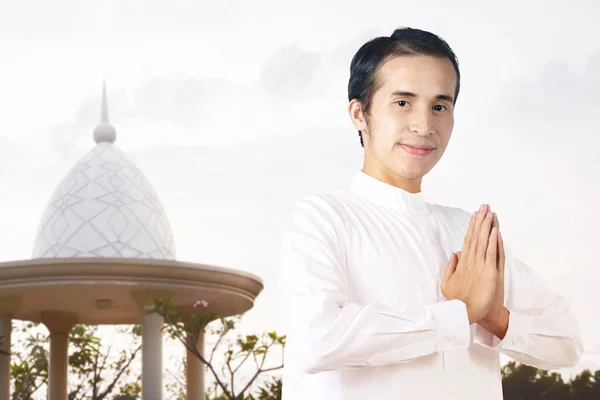 Мусульманин Азиат Стоя Молясь Пределами Мечети — стоковое фото