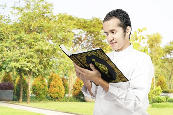 Ασιάτης Μουσουλμάνος Διαβάζει Κοράνι Στο Πάρκο — Φωτογραφία Αρχείου