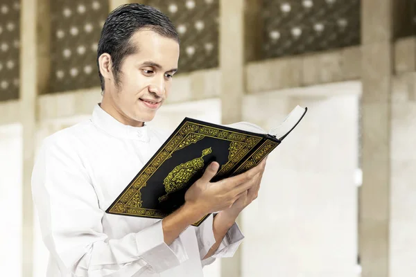 Homem Muçulmano Asiático Lendo Alcorão Dentro Mesquita — Fotografia de Stock