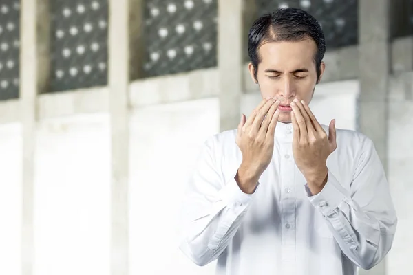 Азіатський Мусульманин Стоїть Під Час Підняття Рук Молиться Всередині Мечеті — стокове фото