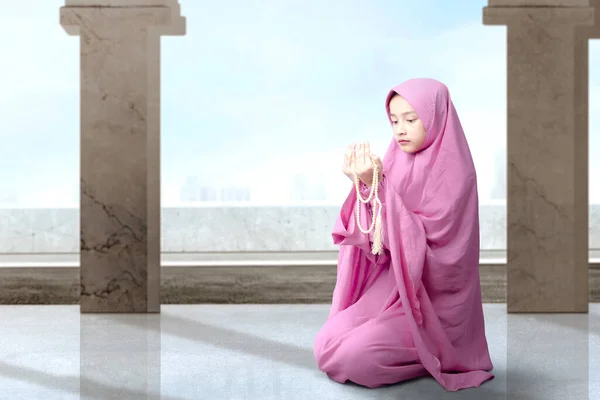 Asijské Muslimka Závoji Sedí Modlí Modlitebními Korálky Rukou Uvnitř Mešity — Stock fotografie