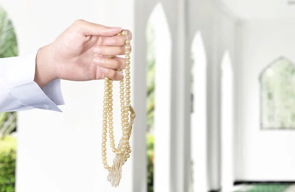 Homem Muçulmano Rezando Com Contas Oração Suas Mãos Dentro Mesquita — Fotografia de Stock