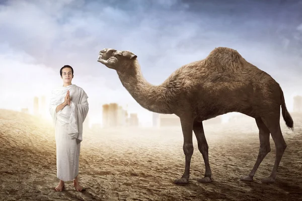 Ασιάτης Μουσουλμάνος Ιχράμ Ρούχα Στέκεται Και Προσεύχεται Στο Αμμόλοφο Καμήλα — Φωτογραφία Αρχείου