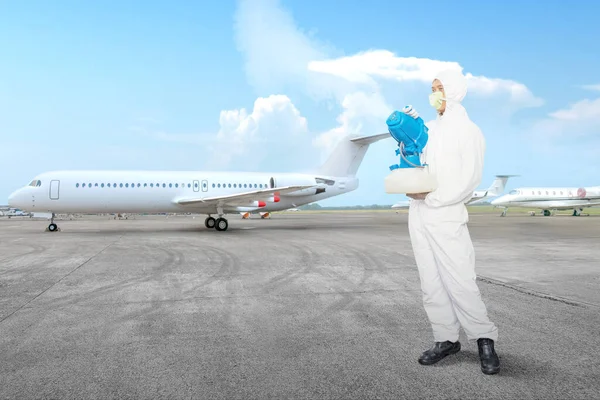 Mannen Vit Skyddsdräkt Sprutar Desinfektionsmedel Flygplatsen Förhindra Spridning Influensasjukdomen Coronavirus — Stockfoto