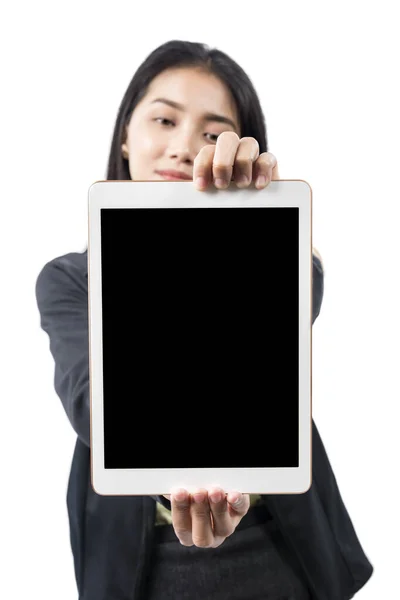 亚洲女商人在白色背景下显示出空白的平板屏幕 空白平板屏幕 用于复制空间 — 图库照片