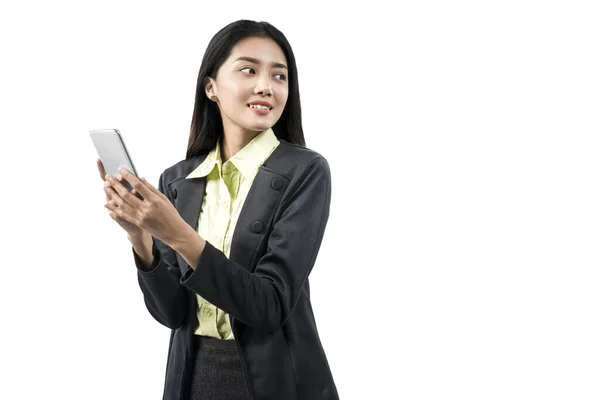 Aziatisch Zakenvrouw Staan Terwijl Met Behulp Van Mobiele Telefoon Geïsoleerd — Stockfoto