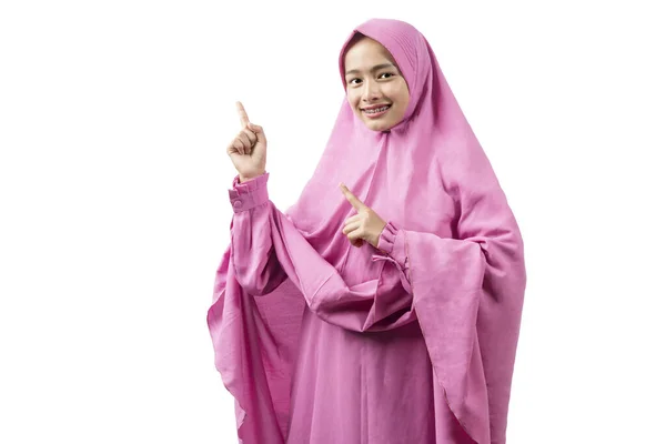 Mulher Muçulmana Asiática Véu Apontando Algo Isolado Sobre Fundo Branco — Fotografia de Stock