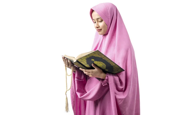 Asiatisk Muselman Kvinna Slöja Hålla Bön Pärlor Och Läsa Quran — Stockfoto