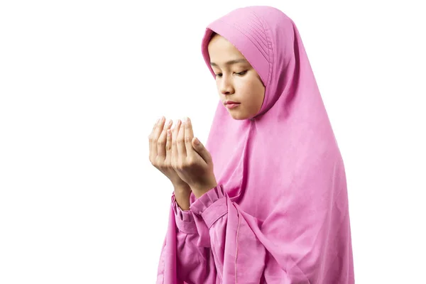 白い背景の上に隔離された手を上げ祈りながらベール立っているアジアのイスラム教徒の女性 — ストック写真