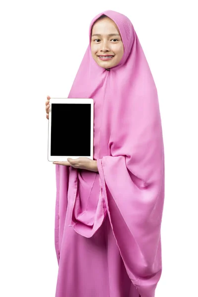 Ασιάτισσα Μουσουλμάνα Πέπλο Που Δείχνει Λευκή Οθόνη Ταμπλέτας Απομονωμένη Λευκό — Φωτογραφία Αρχείου