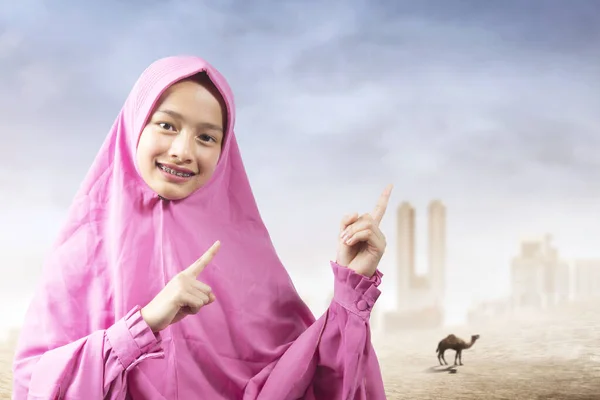 Ασιάτισσα Μουσουλμάνα Πέπλο Που Δείχνει Κάτι Στον Αμμόλοφο Κενή Περιοχή — Φωτογραφία Αρχείου