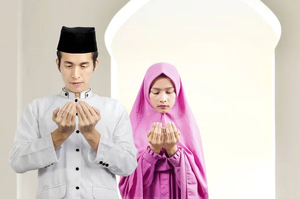 Asian Muslim Couple Standing While Raised Hands Praying Together Mosque — Stock Photo, Image