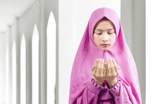 モスク内で手を上げ祈りながらベール立っているアジアのイスラム教徒の女性 — ストック写真