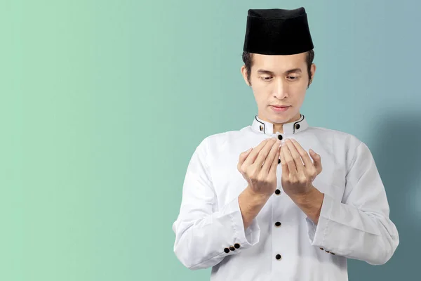 Мусульманин Азиат Стоя Подняв Руки Молясь Цветном Фоне — стоковое фото