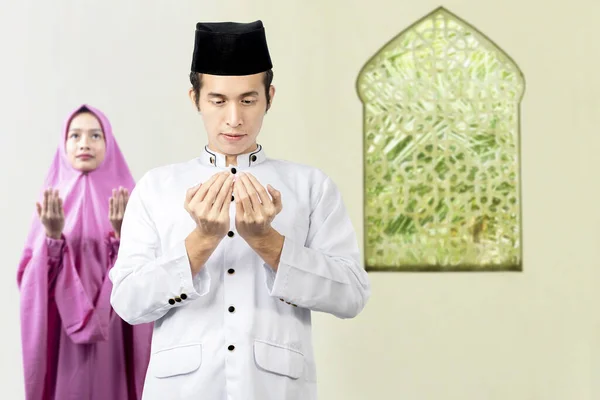 Asian Muslim Couple Standing While Raised Hands Praying Together Mosque — Stock Photo, Image