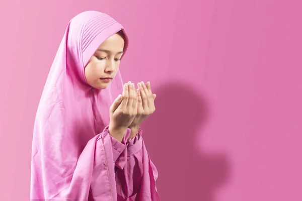 Asian Muslim Woman Veil Standing While Raised Hands Praying Pink — Stock Photo, Image