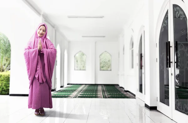 Asiatica Donna Musulmana Velo Che Prega All Interno Della Moschea — Foto Stock