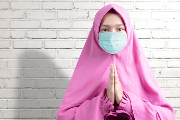 Femme Musulmane Asiatique Voilée Portant Masque Grippal Priant Maison Prévenir — Photo