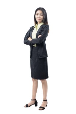 Kollarını kavuşturmuş Asyalı iş kadını beyaz arka planda tek başına duruyor.