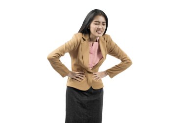 Asyalı iş kadını beyaz arka planda karnı ağrıyan