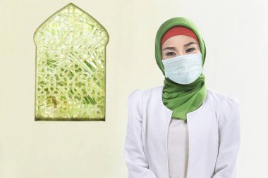 Duvak takmış ve grip maskesi takmış Asyalı Müslüman bir kadın. Grip salgını Coronavirüs 'ü önler.