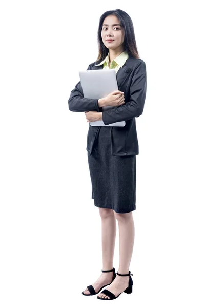 Asiatico Businesswoman Standing Mentre Trasporta Laptop Isolato Sfondo Bianco — Foto Stock