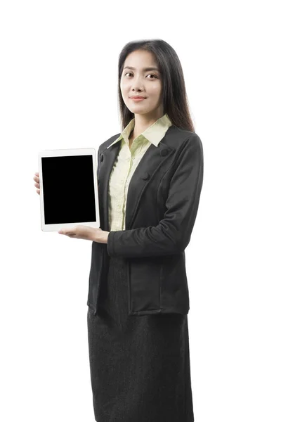 Azjatycka Bizneswoman Pokazuje Pusty Ekran Tabletki Odizolowany Białym Tle Pusty — Zdjęcie stockowe