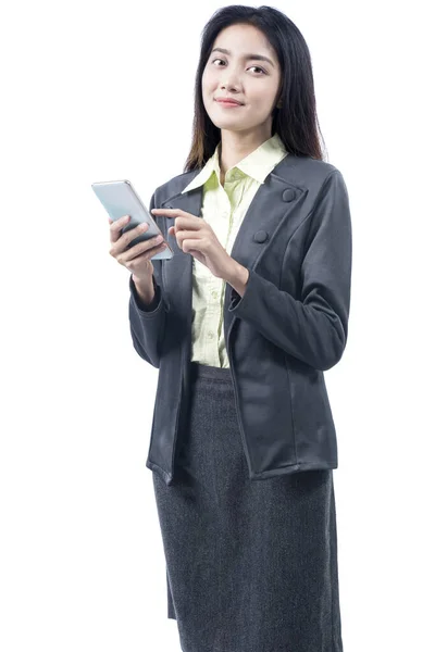 Asiatica Donna Affari Piedi Durante Utilizzo Telefono Cellulare Isolato Sfondo — Foto Stock