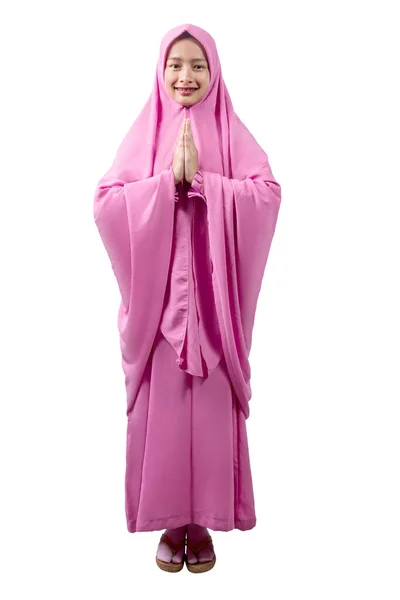 披着面纱的亚洲穆斯林妇女在白色背景下独自祈祷 — 图库照片