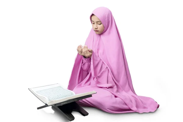 白い背景の上に隔離された手を上げ祈りながらベールに座っているアジアのイスラム教徒の女性 — ストック写真