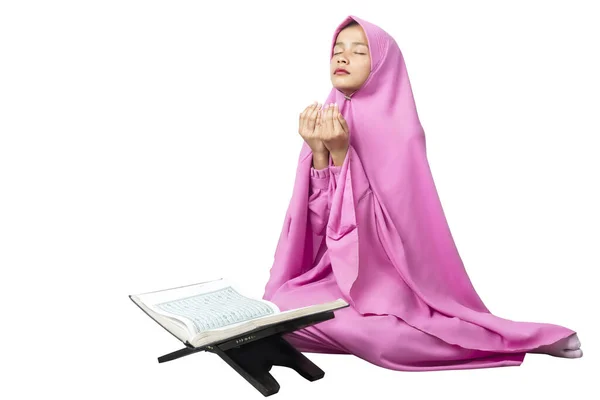 Asiatische Muslimin Einem Schleier Sitzt Während Erhobene Hände Und Beten — Stockfoto